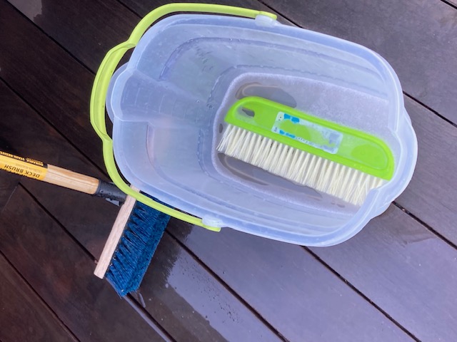 Bucket and deck scrubbing brush